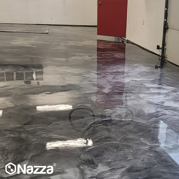 Pavimento con pintura epoxi autonivelante que proporciona un acabado continuo, brillante y muy resistente al desgaste, ideal para garajes, talleres y espacios industriales.
